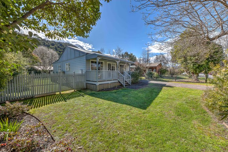 Corinda Cottage – 4 bedroom pet friendly five minute walk to town and Ovens River.