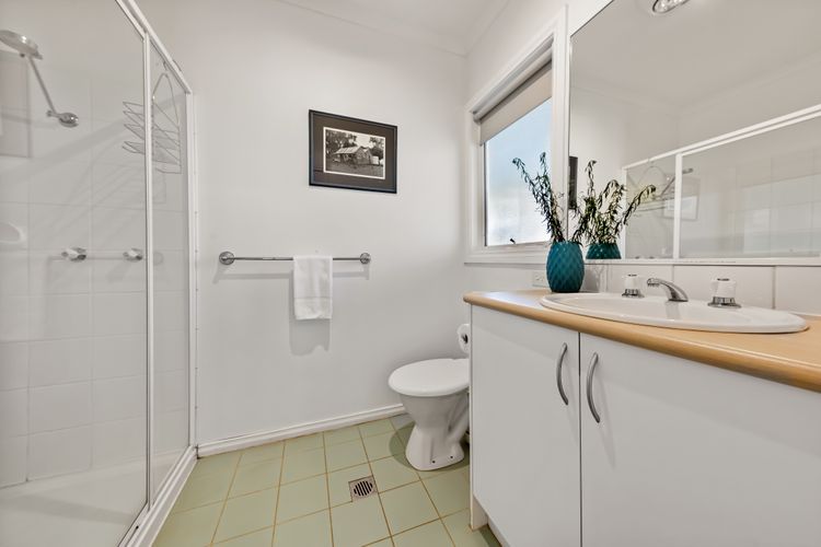 Corinda Cottage – 4 bedroom pet friendly five minute walk to town and Ovens River.