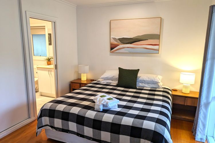 Corinda Cottage – 4 bedroom pet friendly five minute walk to town and Ovens River.