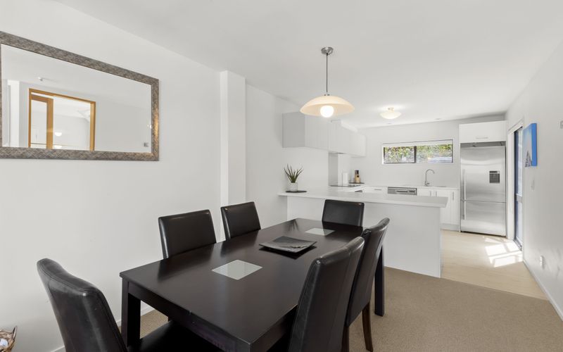 2 Bedroom Lakeview Apartment