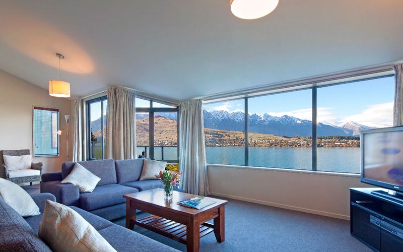 2 Bedroom Lakeview Apartment