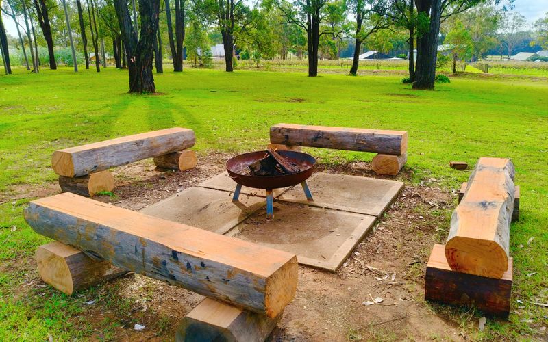 Blaxlands Homestead with Hot Tub walk to Concerts, Weddings and Wineries