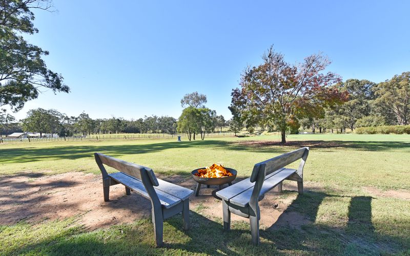 Blaxlands Homestead with Hot Tub walk to Concerts, Weddings and Wineries