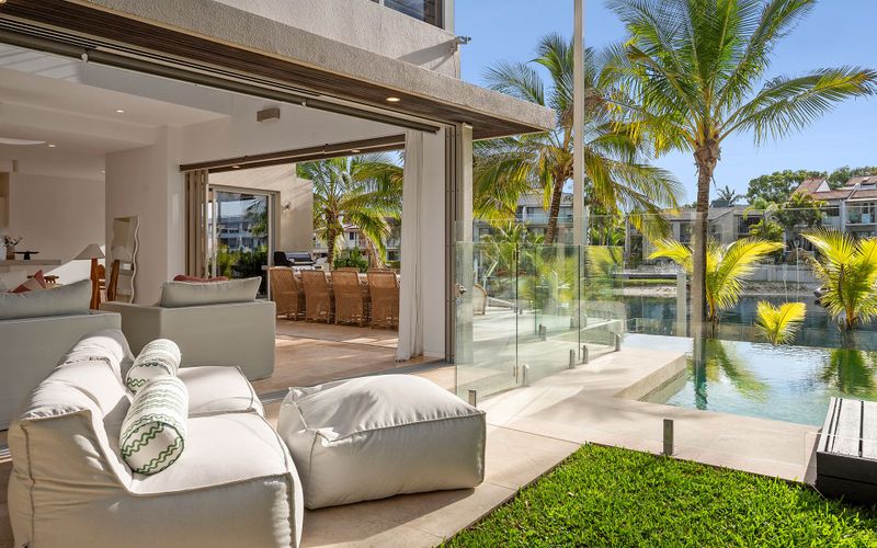 The Noosa Home – pool, jetty, water frontage