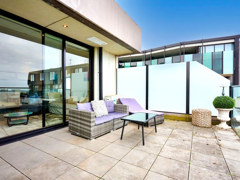 Modern 2-Bed Apartment with Ocean Views and Parking