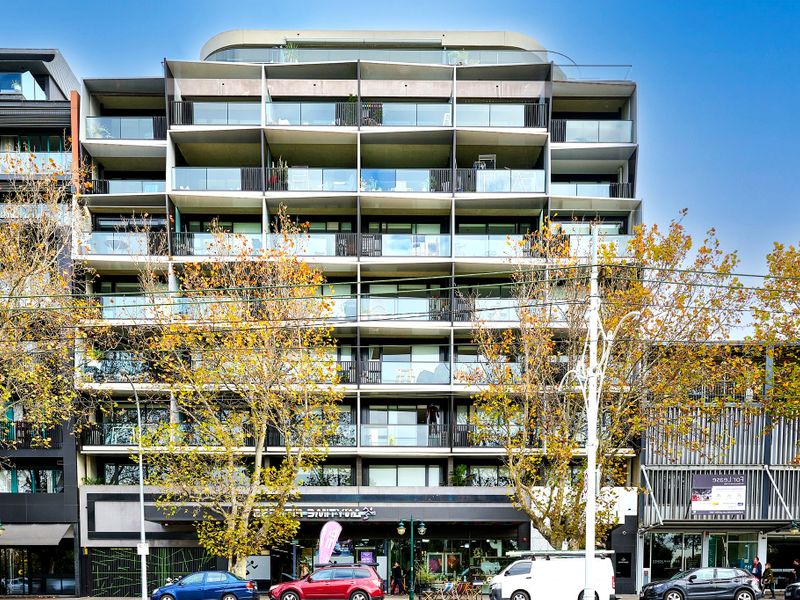 Modern 2-Bed Apartment with Ocean Views and Parking