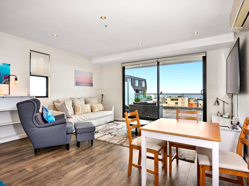Modern 2-Bed Apartment with Ocean Views and Parking