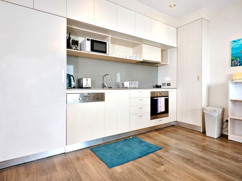 Modern 2-Bed Apartment with Ocean Views and Parking