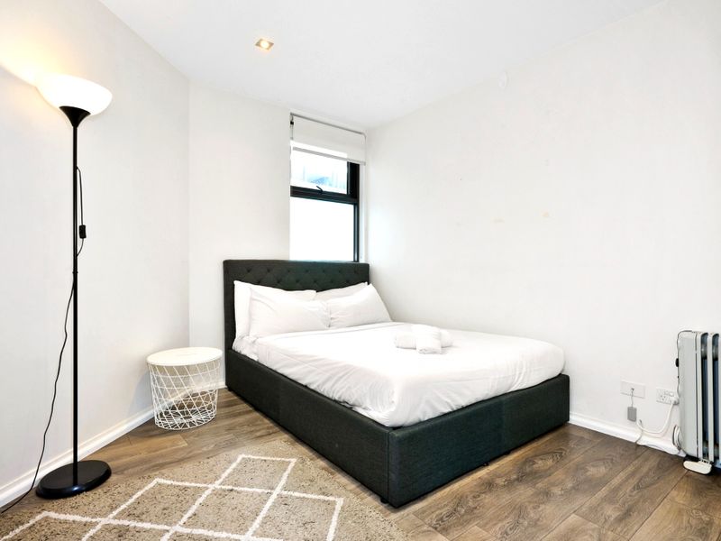 Modern 2-Bed Apartment with Ocean Views and Parking