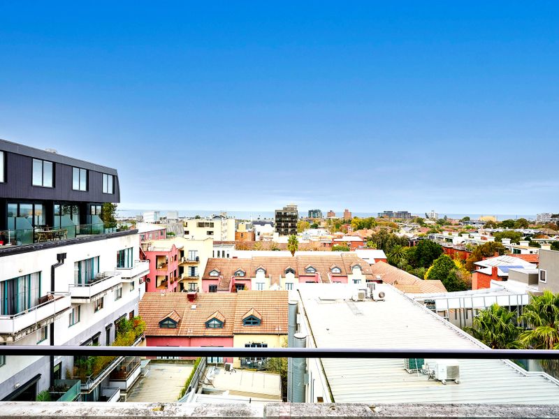 Modern 2-Bed Apartment with Ocean Views and Parking