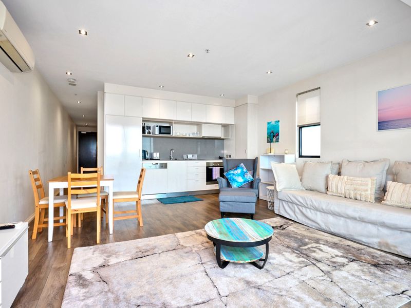 Modern 2-Bed Apartment with Ocean Views and Parking