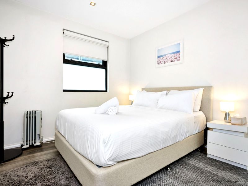 Modern 2-Bed Apartment with Ocean Views and Parking