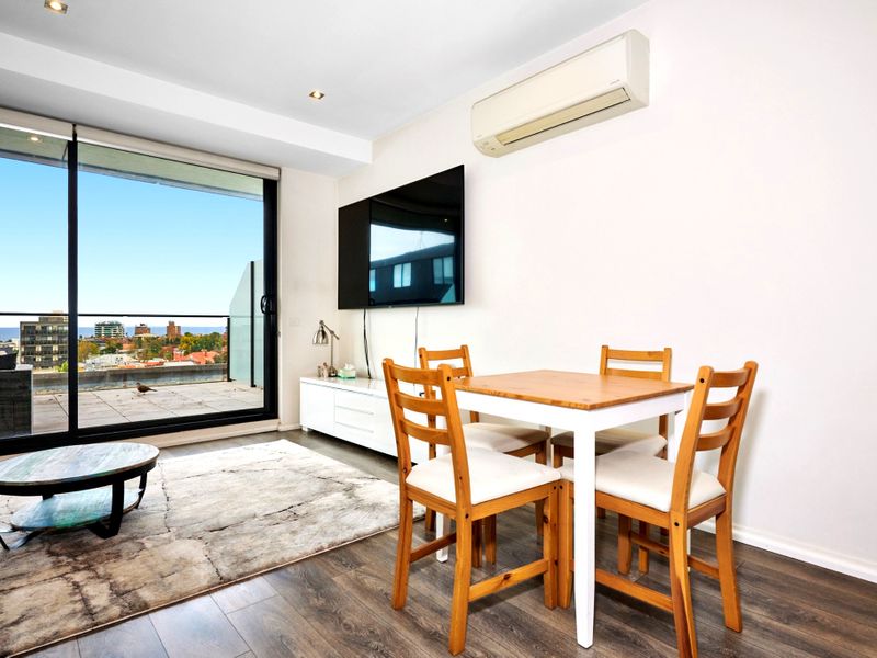 Modern 2-Bed Apartment with Ocean Views and Parking