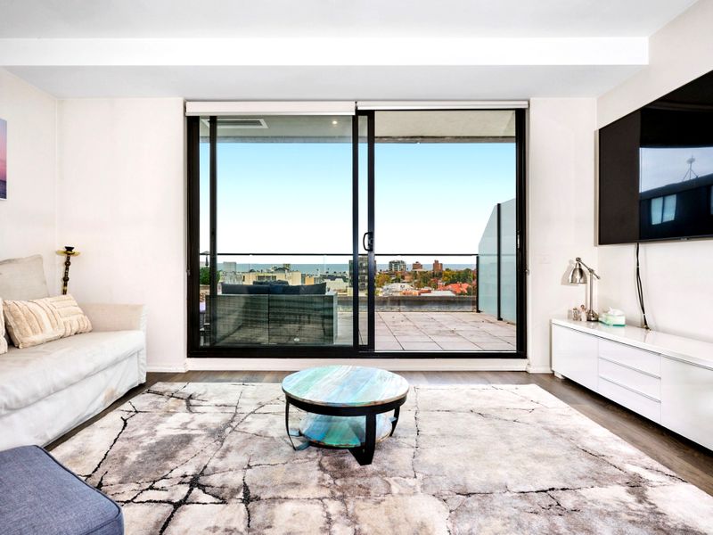 Modern 2-Bed Apartment with Ocean Views and Parking