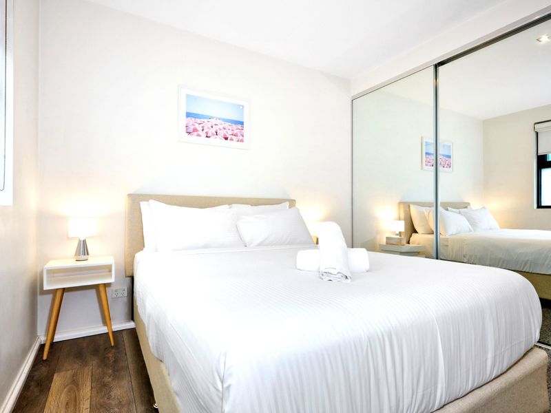 Modern 2-Bed Apartment with Ocean Views and Parking