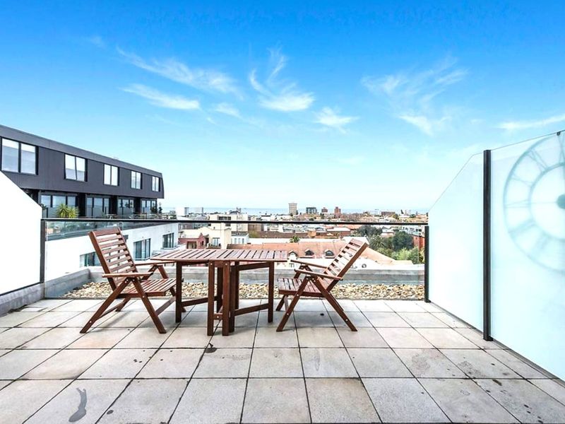 Modern 2-Bed Apartment with Ocean Views and Parking