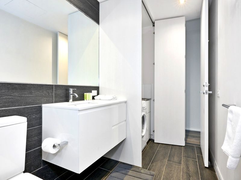 Modern 2-Bed Apartment with Ocean Views and Parking
