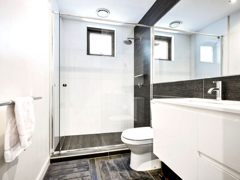 Modern 2-Bed Apartment with Ocean Views and Parking