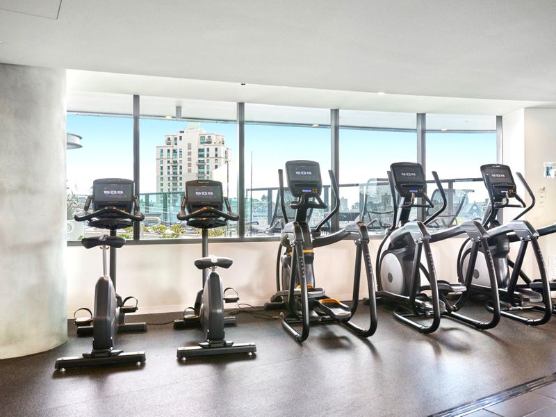 Mackenzie Marvel: Stylish 2BR w/ Skyline Views