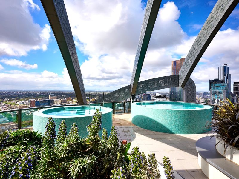 Mackenzie Marvel: Stylish 2BR w/ Skyline Views