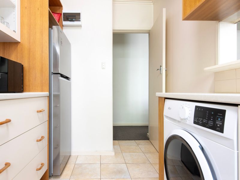 Kitchen w Washing Machine