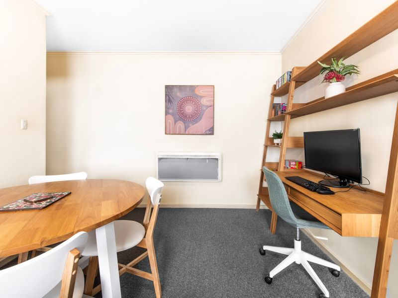 1-Bedroom Apartment with Complete Desk Setup