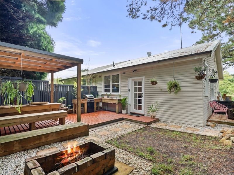 Cozy outdoor retreat: Perfect for a BBQ or just relaxing by the fire, this outdoor area offers a serene atmosphere.