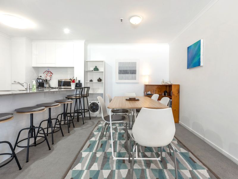 Tranquil 2-Bed Apartment with Pool and Gym Access