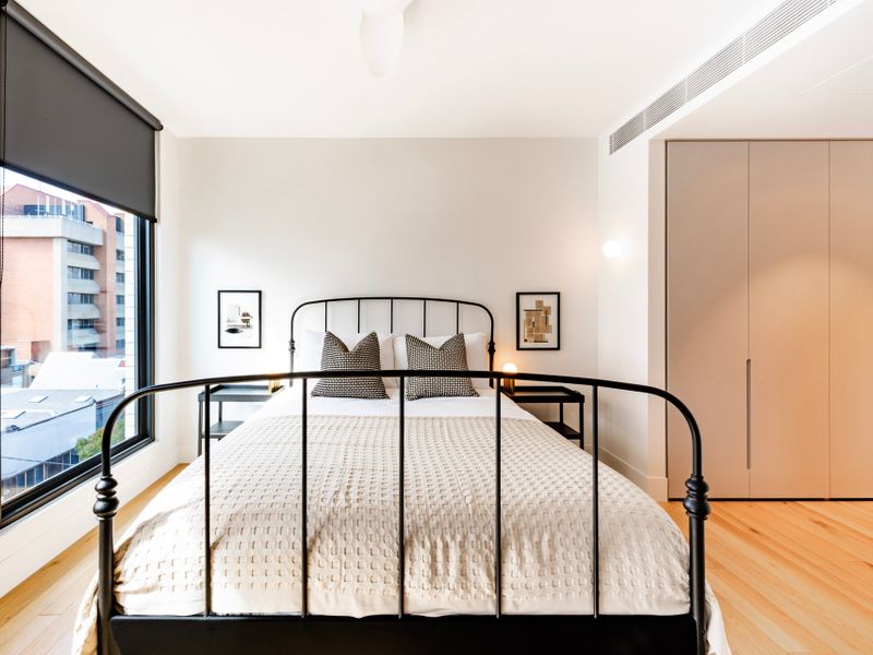 Upscale Collingwood Retreat | High-End Apartment with Car Park
