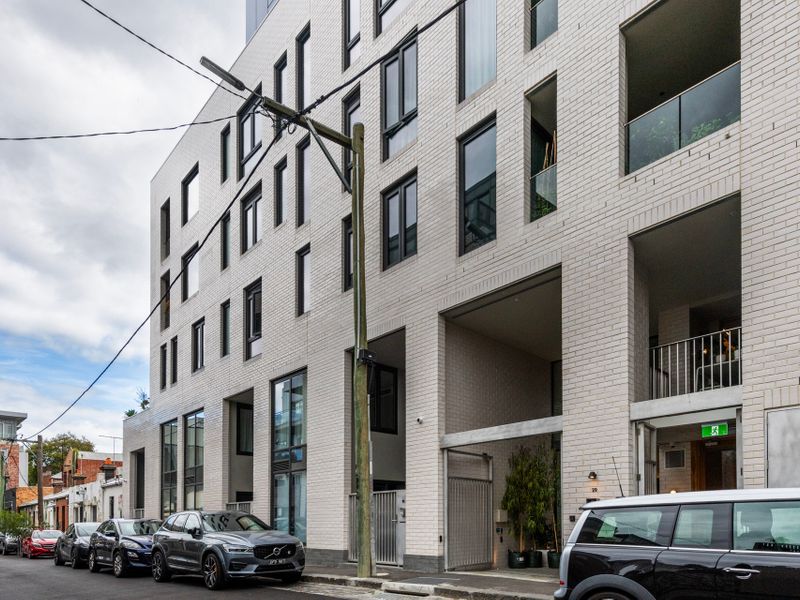 Upscale Collingwood Retreat | High-End Apartment with Car Park