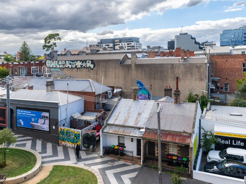 Upscale Collingwood Retreat | High-End Apartment with Car Park