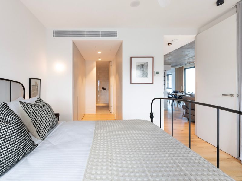 Upscale Collingwood Retreat | High-End Apartment with Car Park