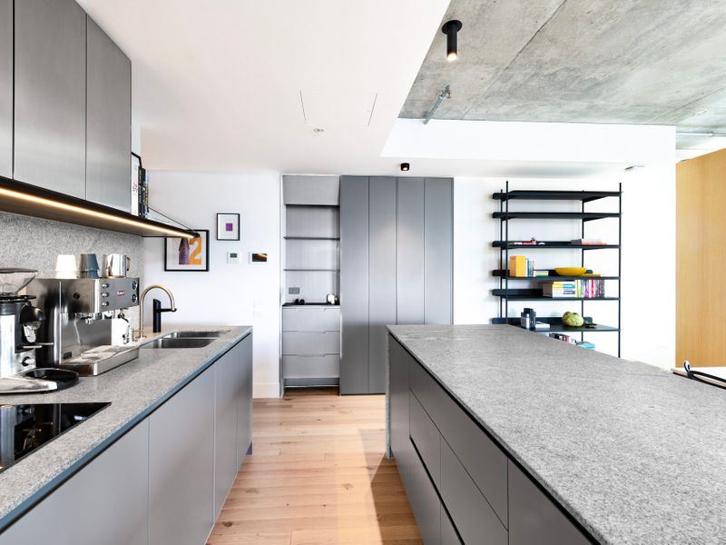 Upscale Collingwood Retreat | High-End Apartment with Car Park