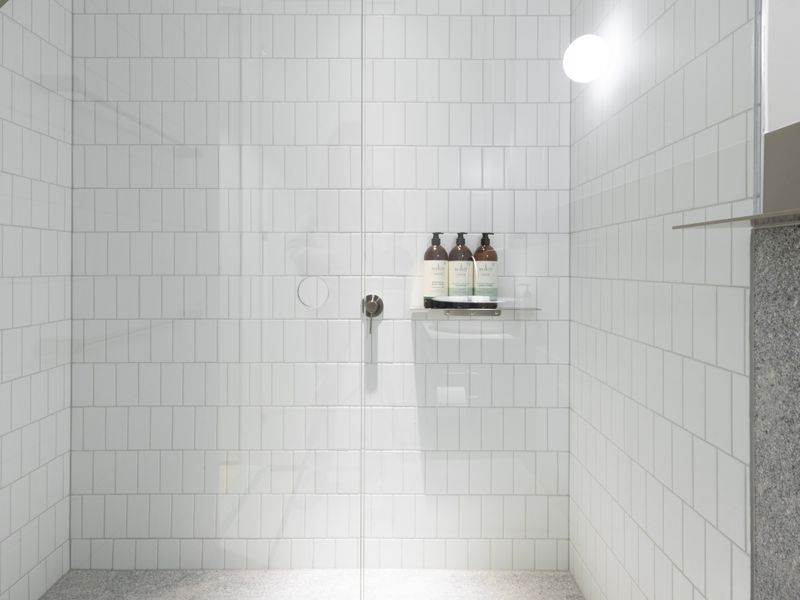 Upscale Collingwood Retreat | High-End Apartment with Car Park