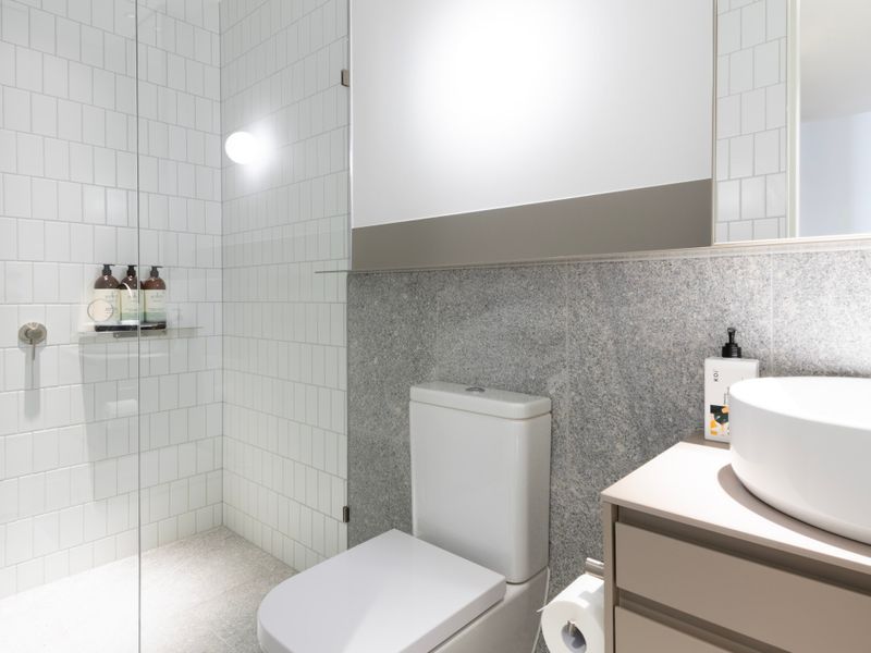 Upscale Collingwood Retreat | High-End Apartment with Car Park