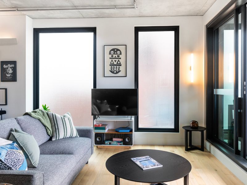 Upscale Collingwood Retreat | High-End Apartment with Car Park