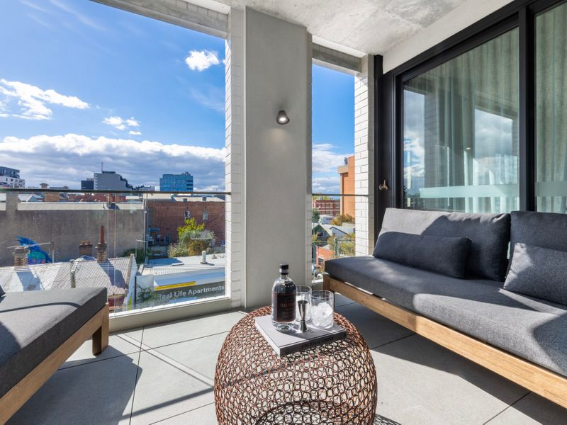 Upscale Collingwood Retreat | High-End Apartment with Car Park