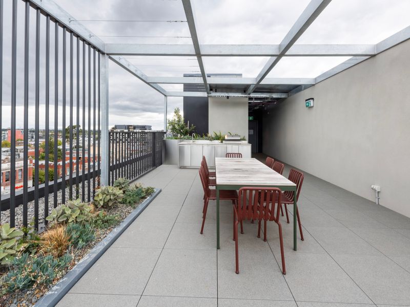 Upscale Collingwood Retreat | High-End Apartment with Car Park