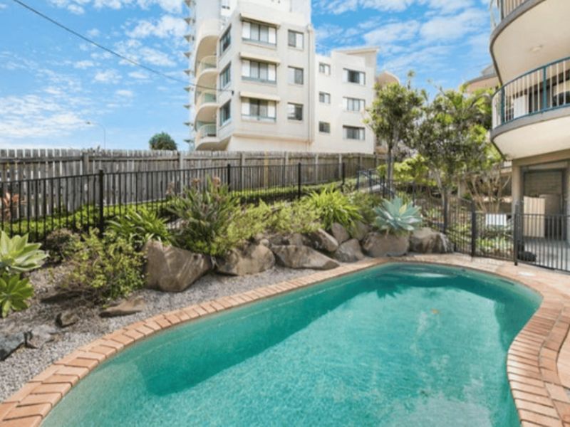 Seabreeze Stay – Steps to the Beach with Pool Access Caloundra