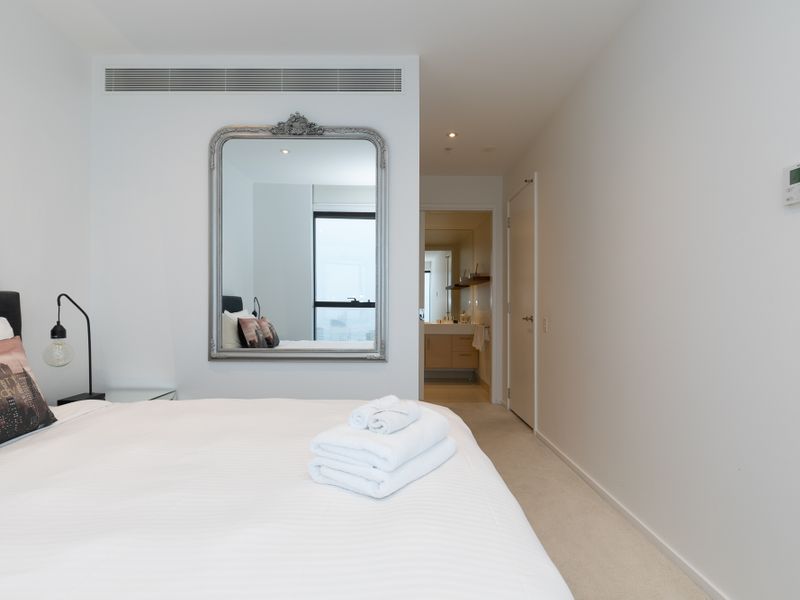 The Pearl Retreat | Elegant 2BR Apartment w Parking