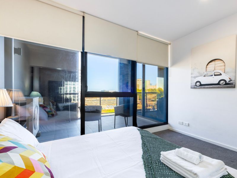 Central 2-Bedroom Apt with Parking in North Melbourne