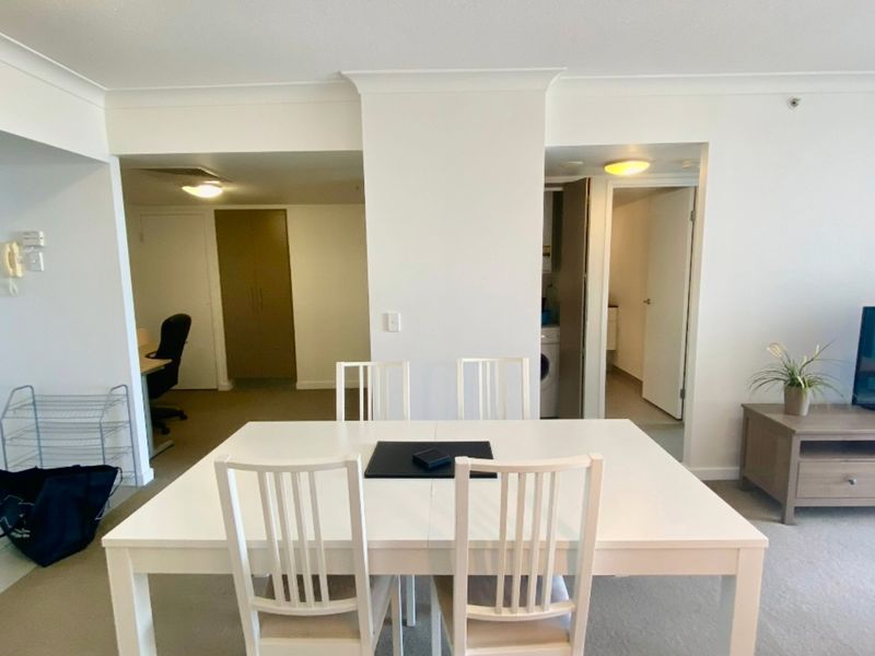 Southport Stay w/ Pool, Gym & Balcony Views