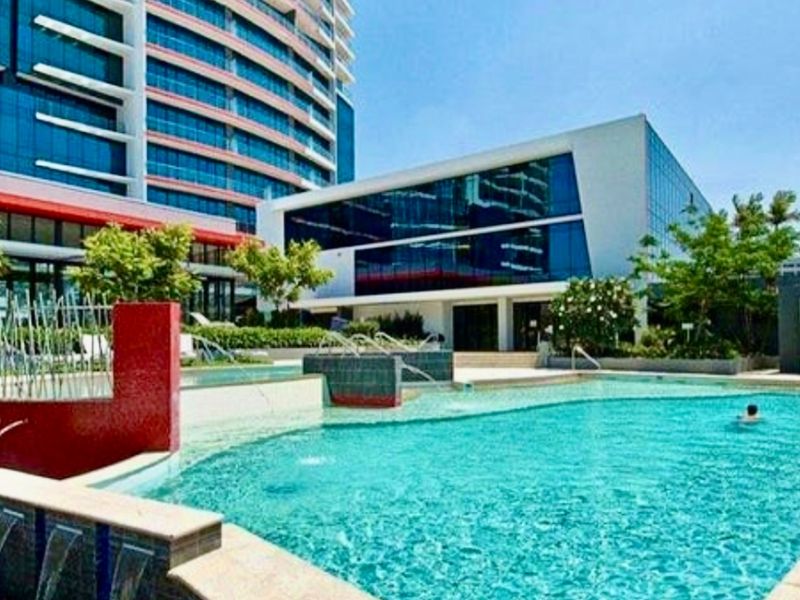 Southport Stay w/ Pool, Gym & Balcony Views