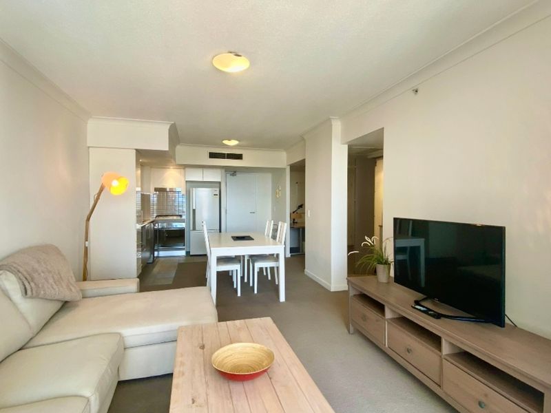 Southport Stay w/ Pool, Gym & Balcony Views