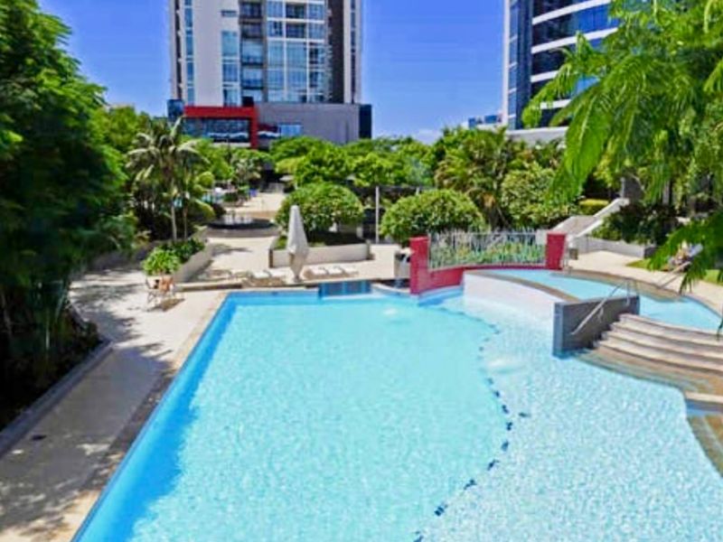 Southport Stay w/ Pool, Gym & Balcony Views