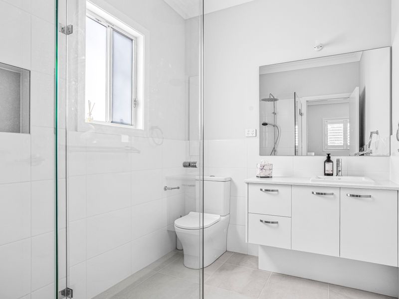 Modern 4-Bed Home Close to Beach in Barrack Point