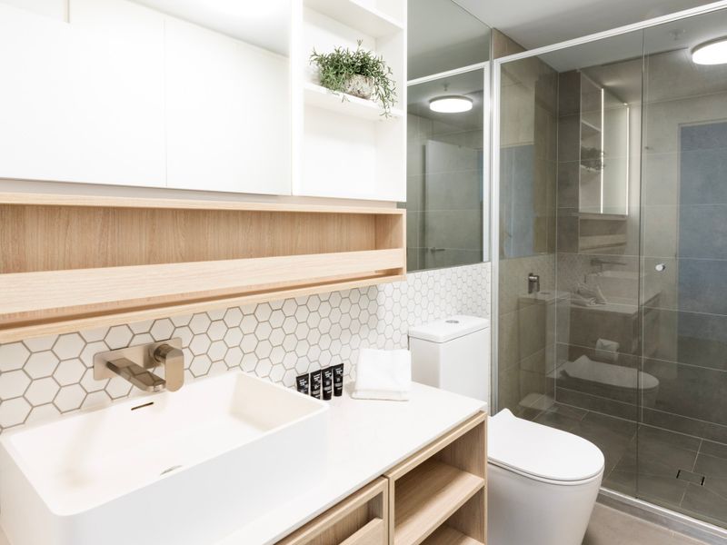 Wellness & Style: 2BR Apartment with Pool, Hot Tub & Gym