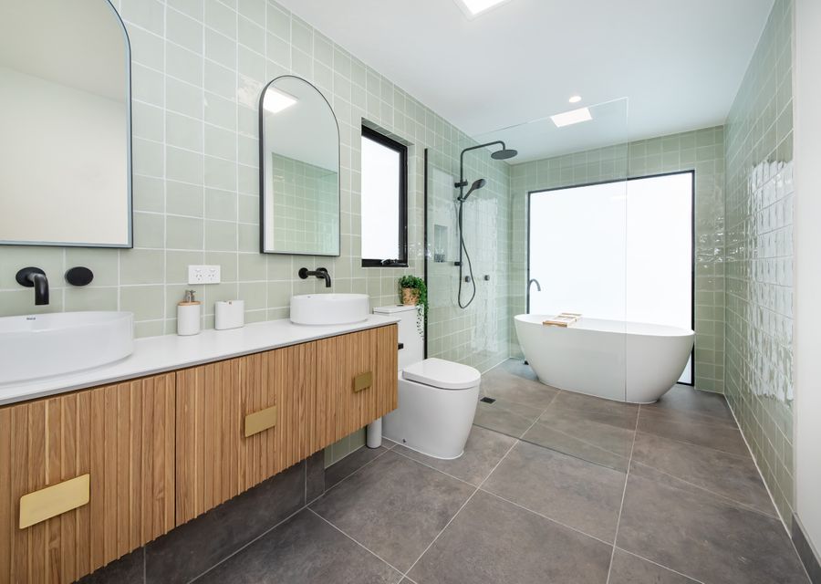 Stunning bathroom with bath, shower and toliet 