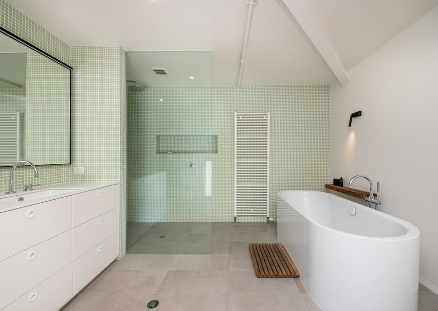 Master ensuite with bath and shower 