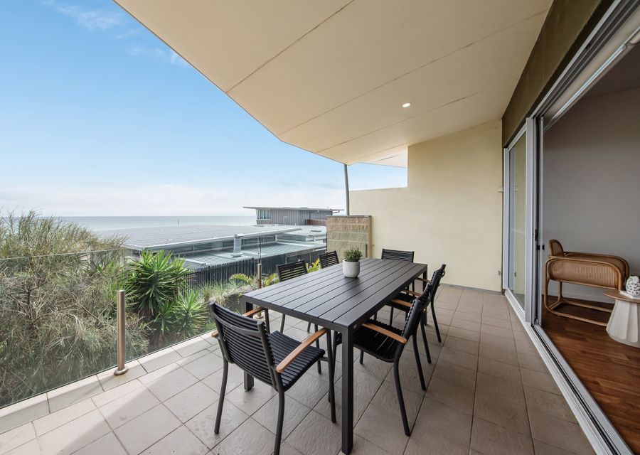 Balcony and outdoor dining and beautiful views of Aspendale beach!
